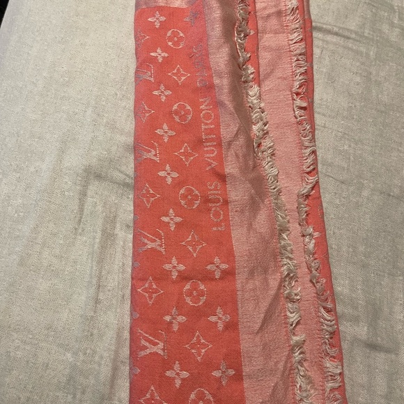 Louis Vuitton Monogram Shawl - Picture 5 of 5